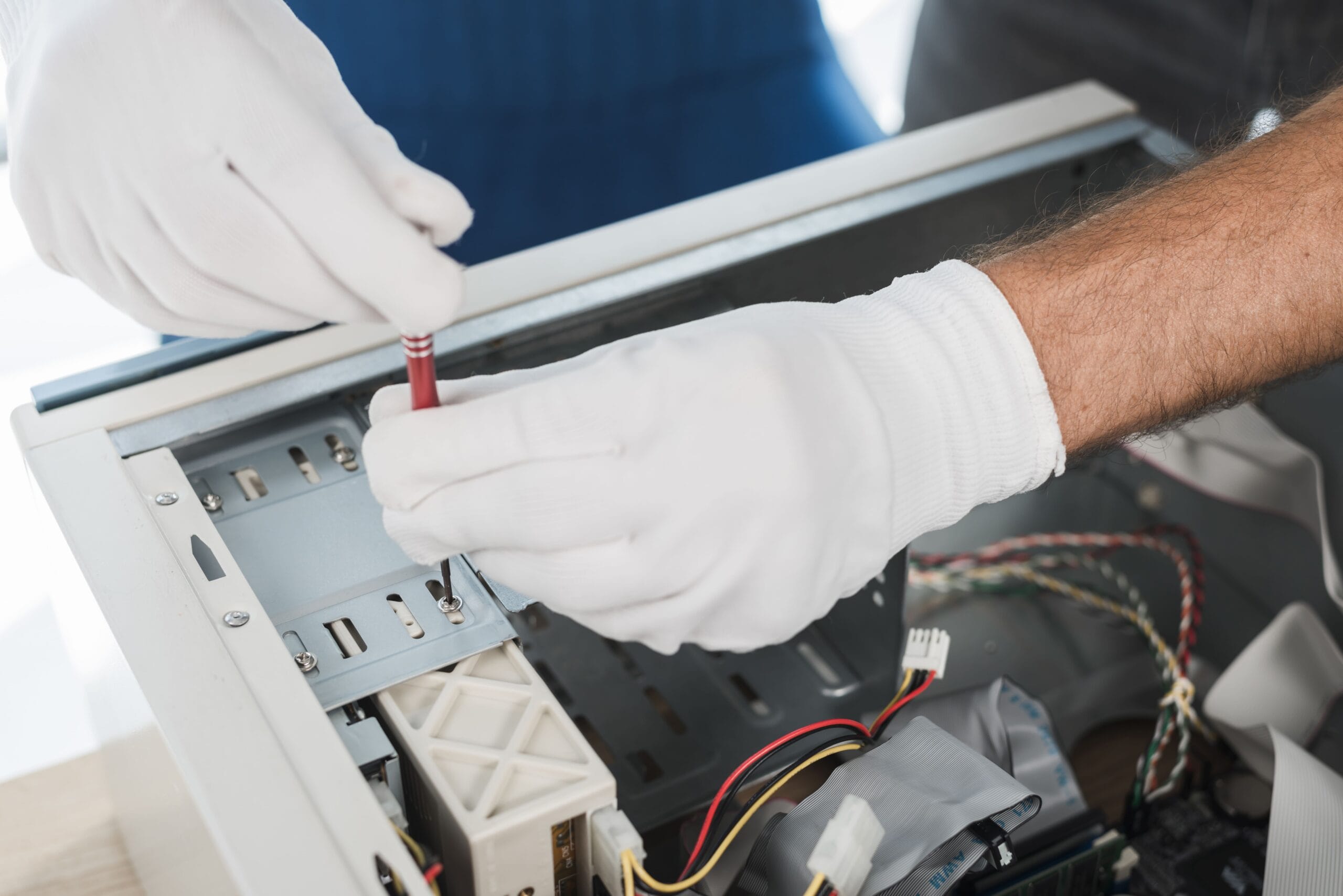 gros-plan-male-technicien-main-porter-gants-reparation-ordinateur(1) Maintenance